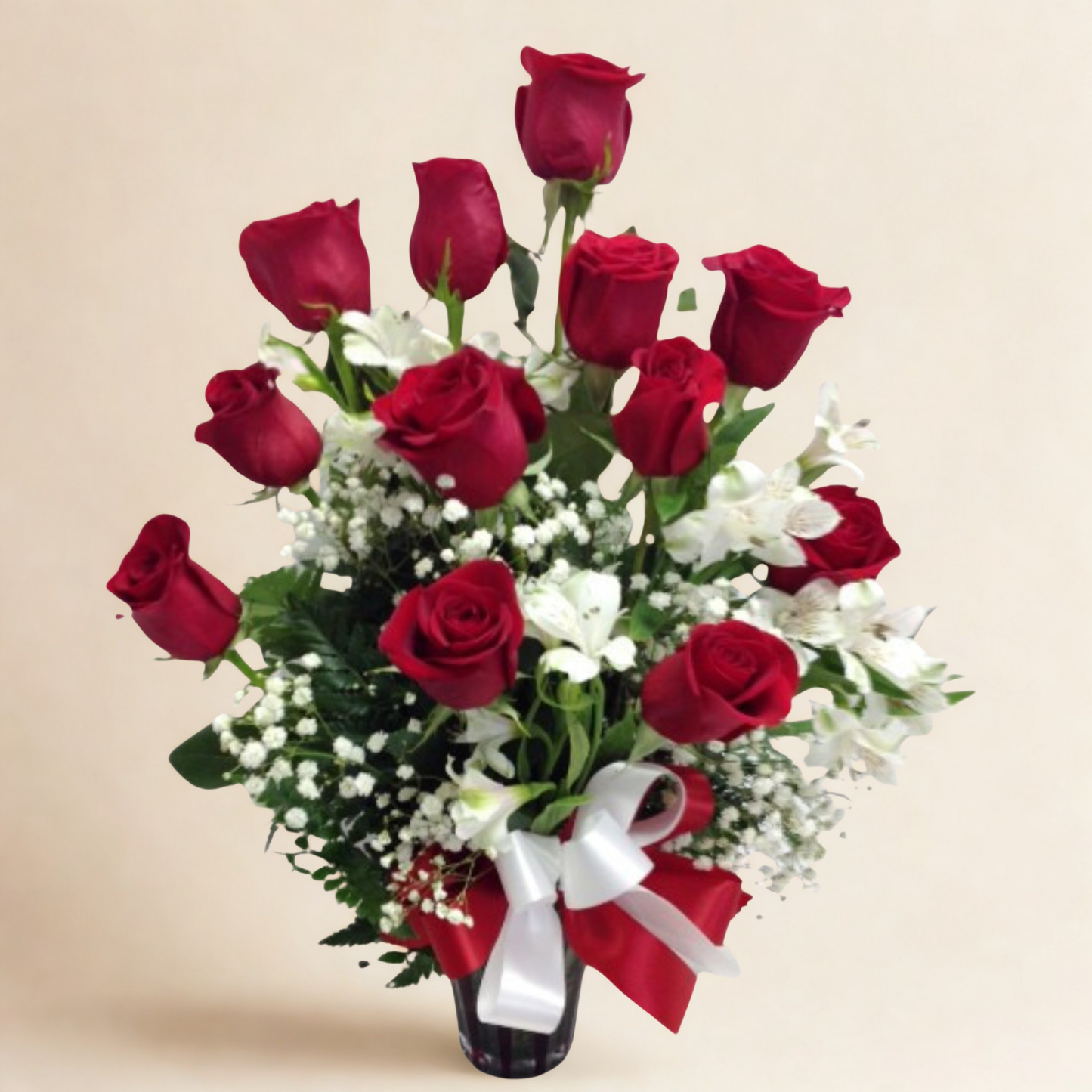 Hermoso arreglo floral elegante compuesto de rosas rojas y astromelias