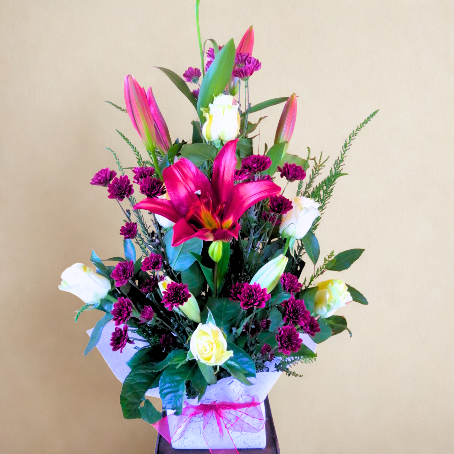 Arreglo Floral Clásico en Tonos Lilas y Blancos