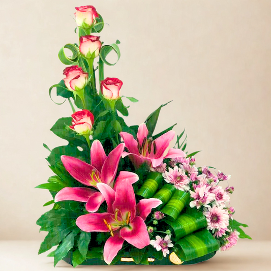 Hermoso Arreglo floral deLilium y Rosas con un diseño único