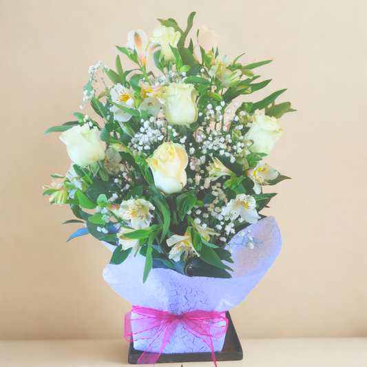 Arreglo Floral Clásico en tonos blancos