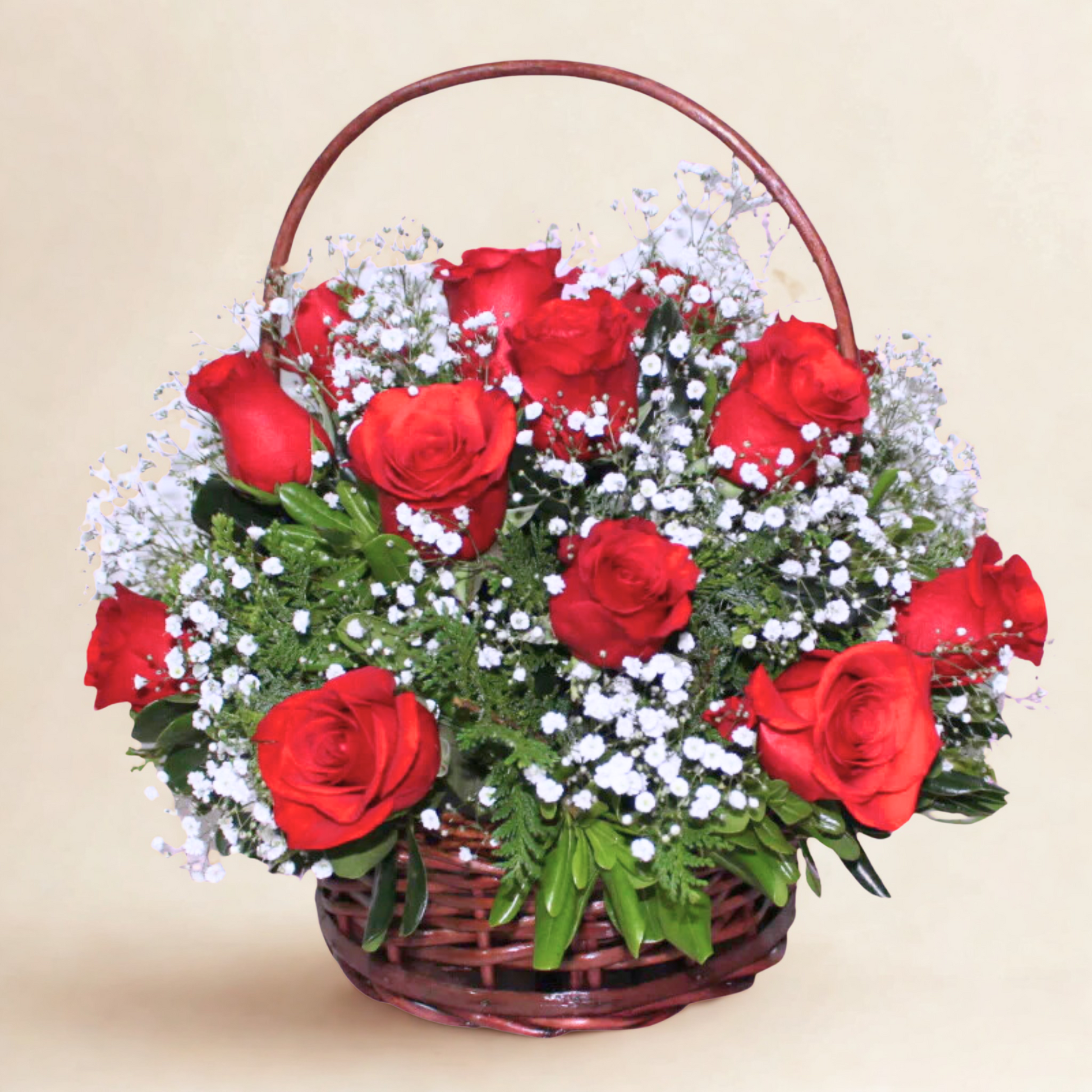 Hermoso canastillo de rosas con un toque elegante para regalar en san valentin 