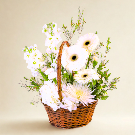 Canastillo Floral en Tonos Blancos