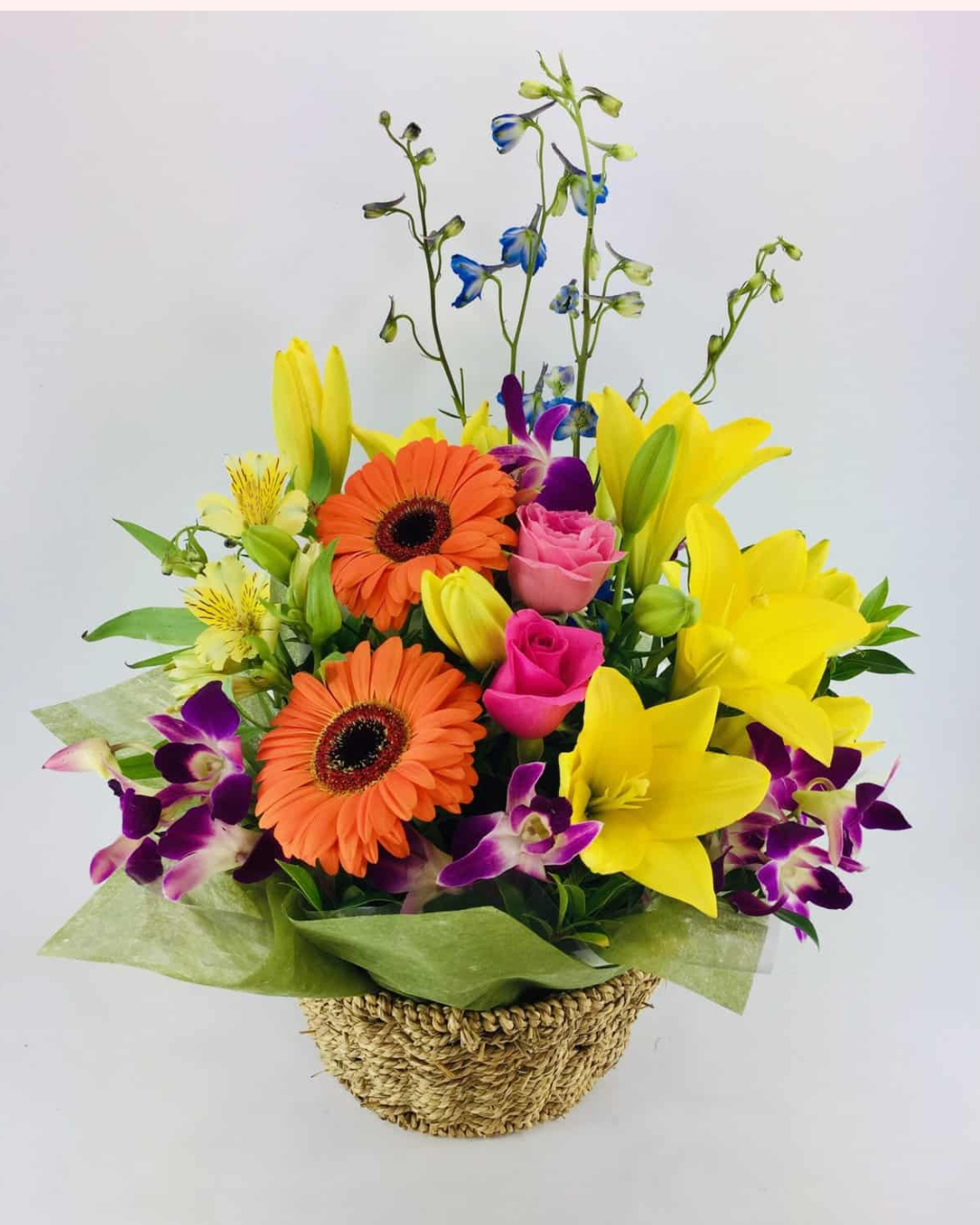Arreglo floral colorido con gerberas, lilium y rosas en La Reina