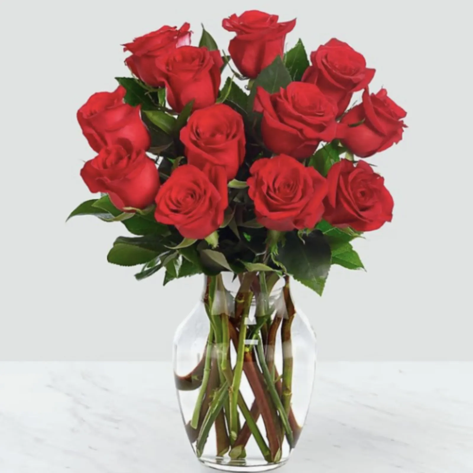 Rosas premium rojas en florero de vidrio